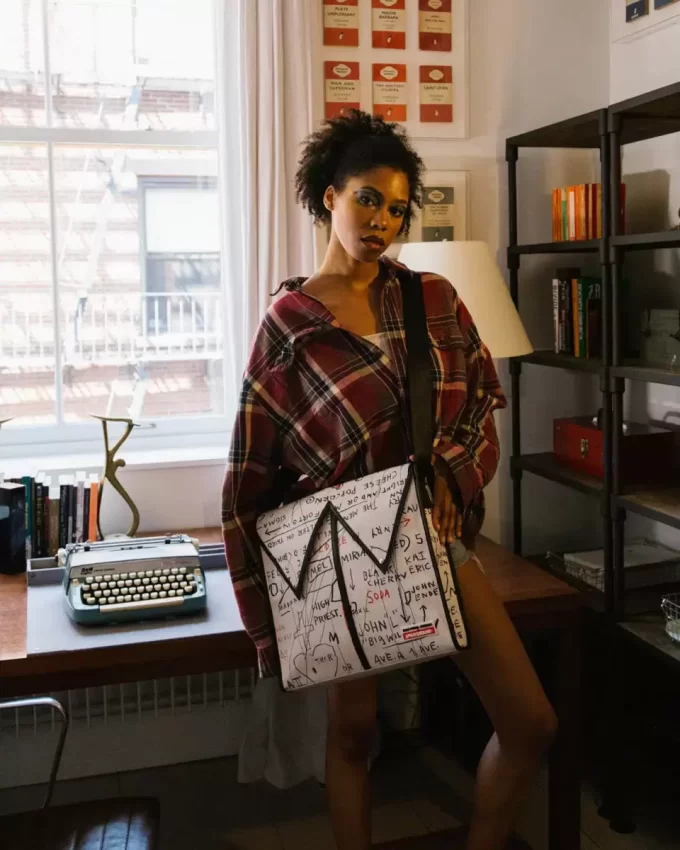 BASQUIAT UFFICIALE SENZA TITOLO (POPCORN AL FORMAGGIO) 1983 SLING MESSENGER BASQUIAT UFFICIALE SENZA TITOLO (POPCORN AL FORMAGGIO) 1983 SLING MESSENGER
