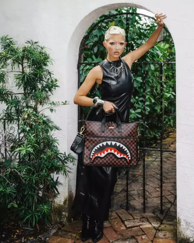 BORSA DA VIAGGIO SQUALI DENTI DI SEGA A PARIGI BORSA DA VIAGGIO SQUALI DENTI DI SEGA A PARIGI