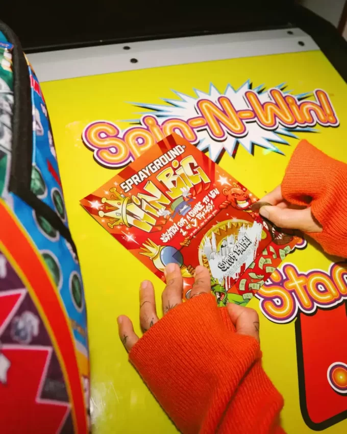 CARTA DA GIOCO SPRAYGROUND SCRATCH OFF – VINCI UNO ZAINO, UN ORSETTO DI SOLDI O UN BAGAGLIO! CARTA DA GIOCO SPRAYGROUND SCRATCH OFF – VINCI UNO ZAINO, UN ORSETTO DI SOLDI O UN BAGAGLIO!