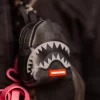 Portachiavi con zaino “Lights Out Sharks in Paris”