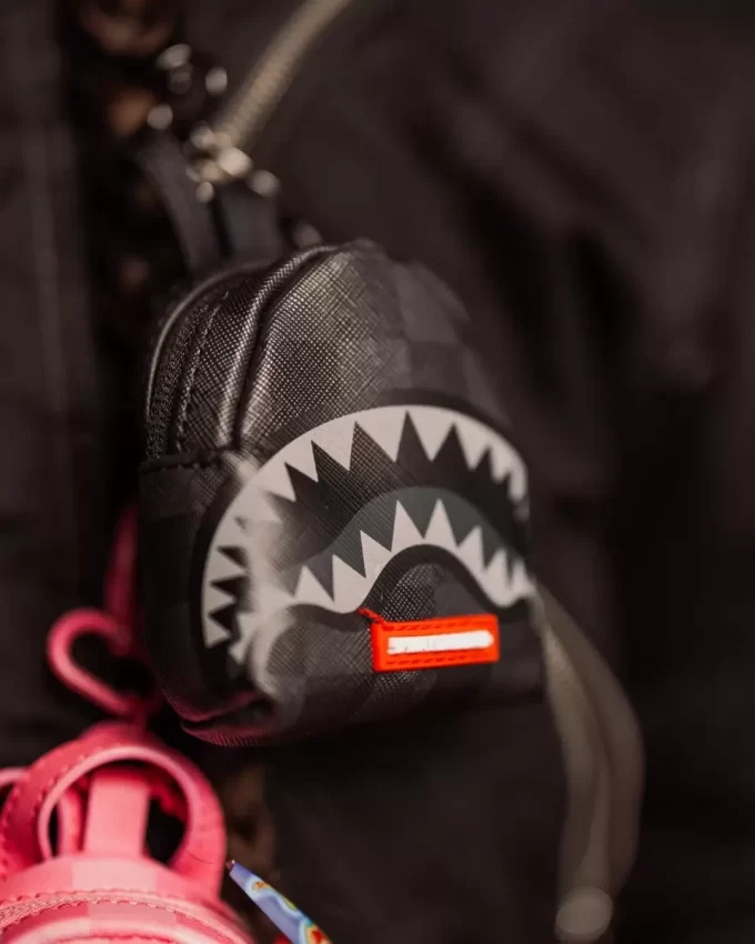Portachiavi con zaino “Lights Out Sharks in Paris”