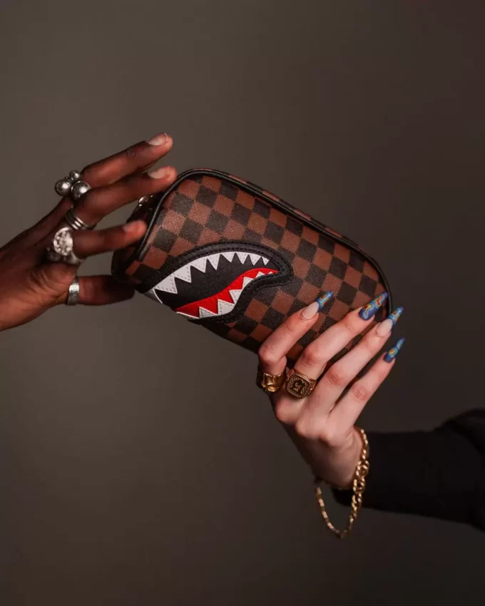 SQUALI DENTI DI SEGA NELLA BORSA DI PARIGI